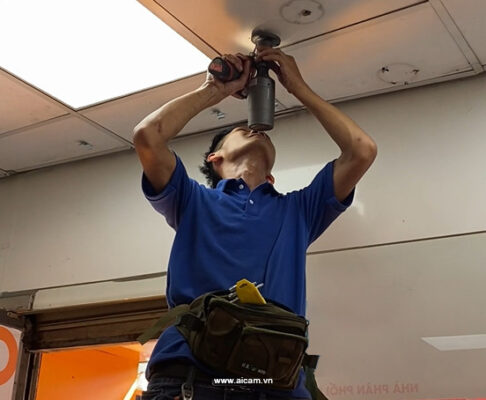 nhân viên aicam lắp đặt camera tại quận Thủ Đức